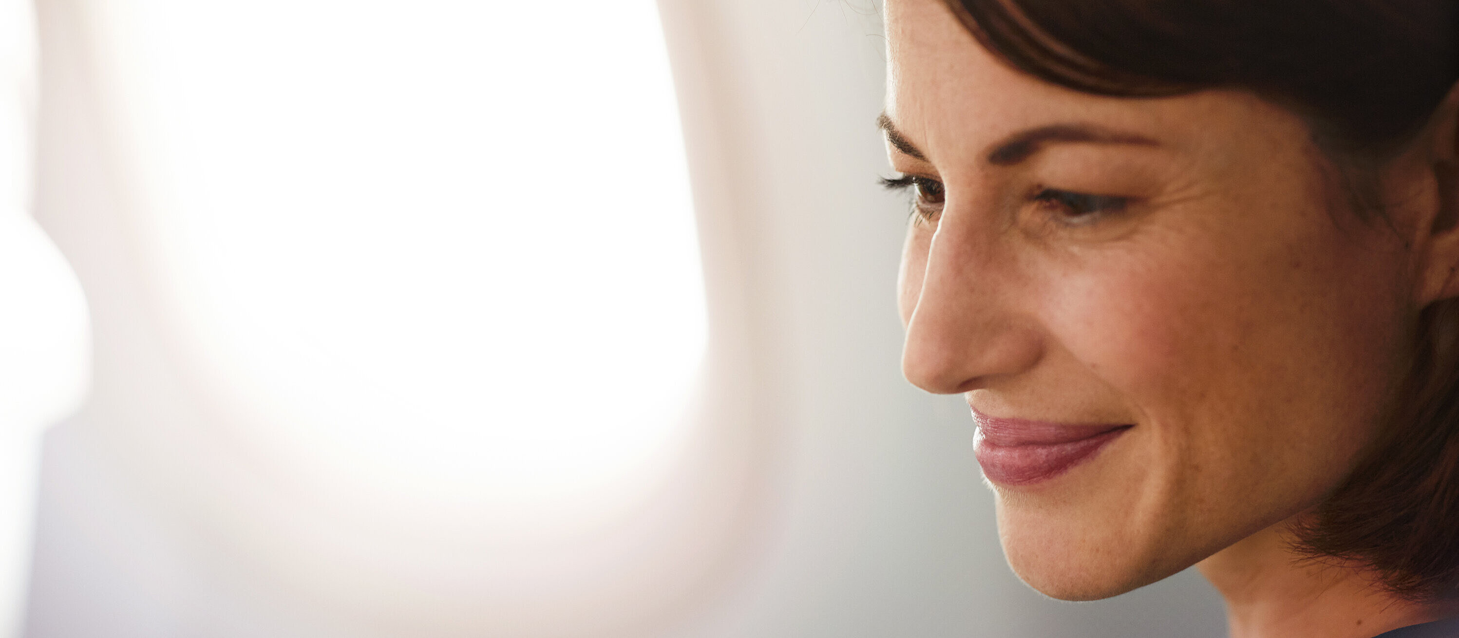 Reisende genießt Flug