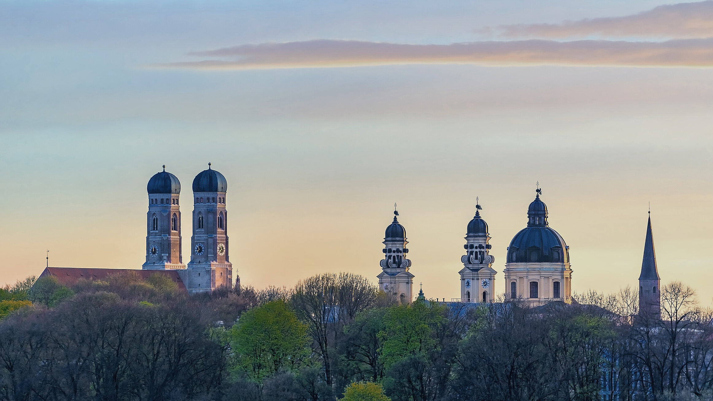 Drei Münchener Kirchen im Morgenlicht