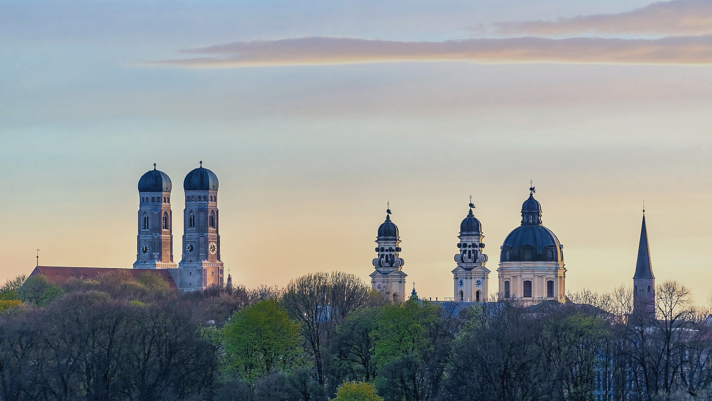 Drei Münchener Kirchen im Morgenlicht