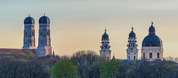 Drei Münchener Kirchen im Morgenlicht