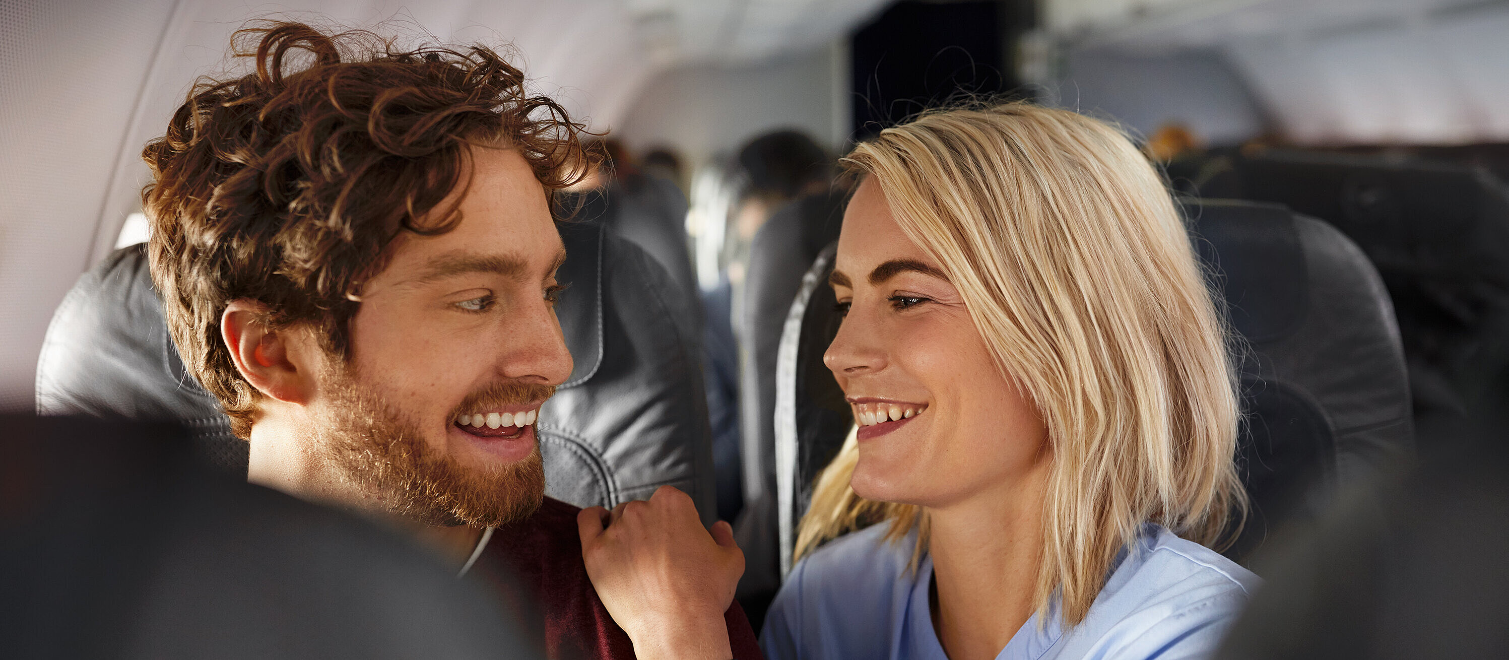 Paar genießt Flug