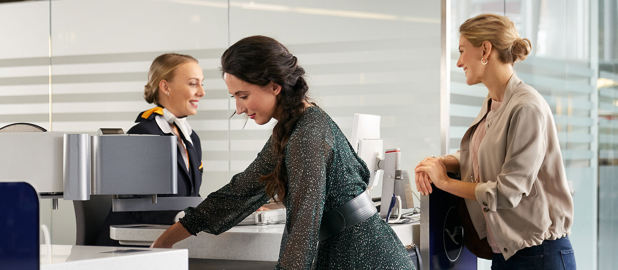 Check-in am Flughafen mit Gepäckaufgabe