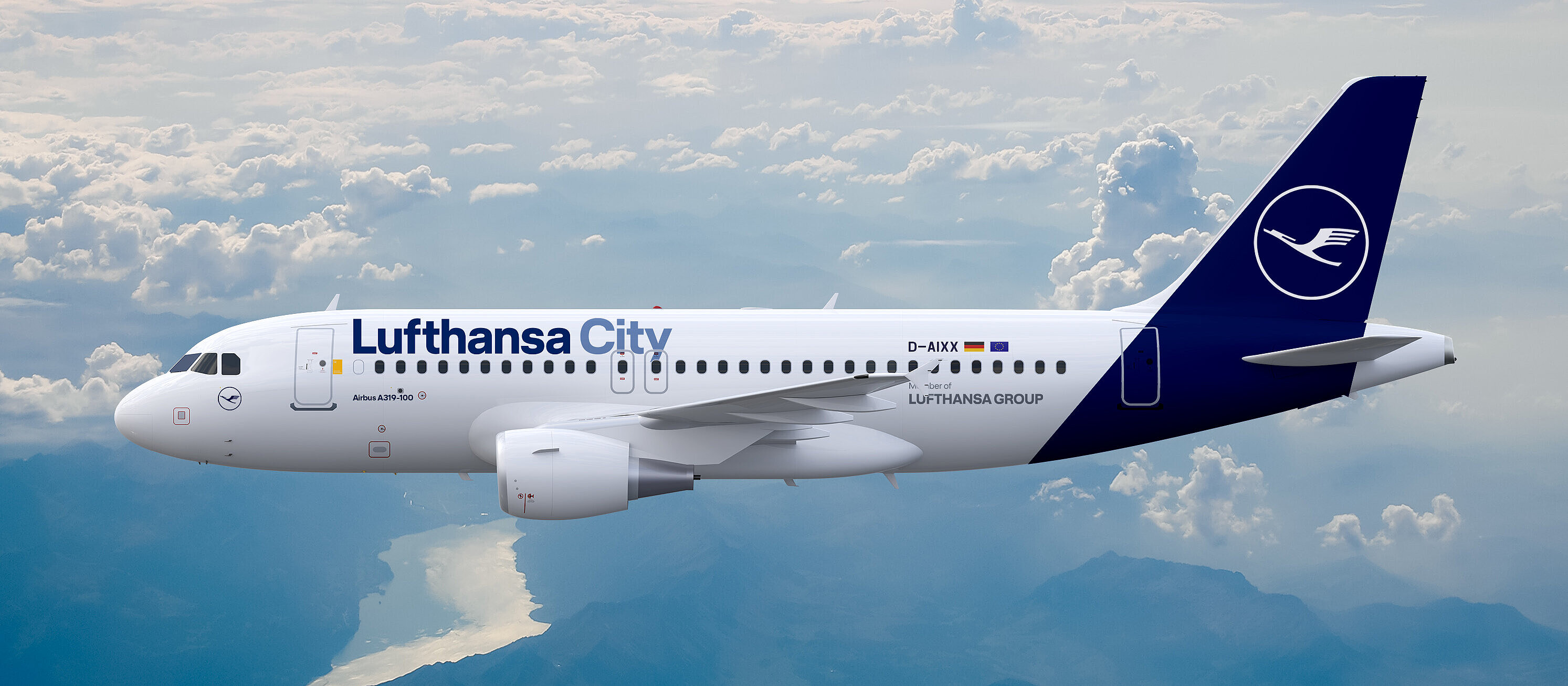 Ein Airbus A319-100 im Flug über den Wolken, aufgenommen über einer Gebirgslandschaft mit See