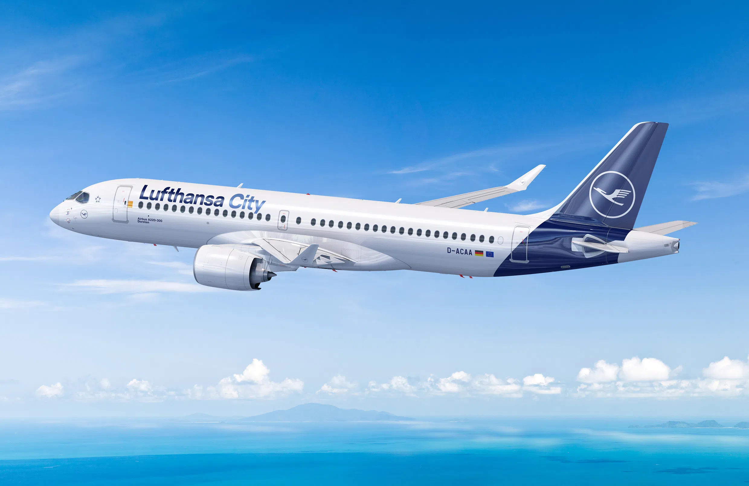 Ansicht des Airbus im Flug bei bestem Wetter. Am Horizont sind kleine, weiße Wolken auf blau-klarem Hintergrund zu sehen.