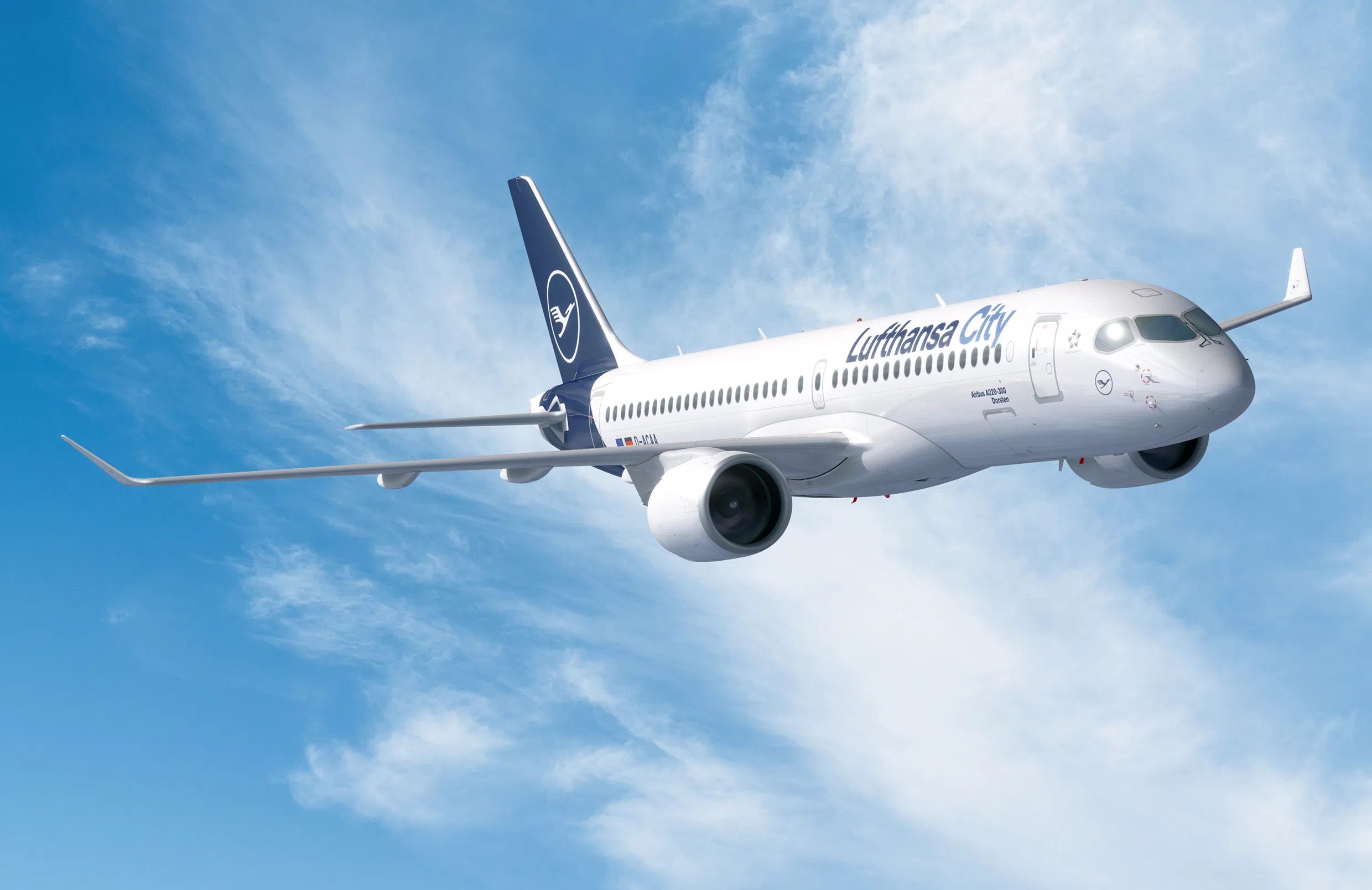 Dynamische Airbus Ansicht im Flug von Vorne mit blauem Himmel im Hintergrund..